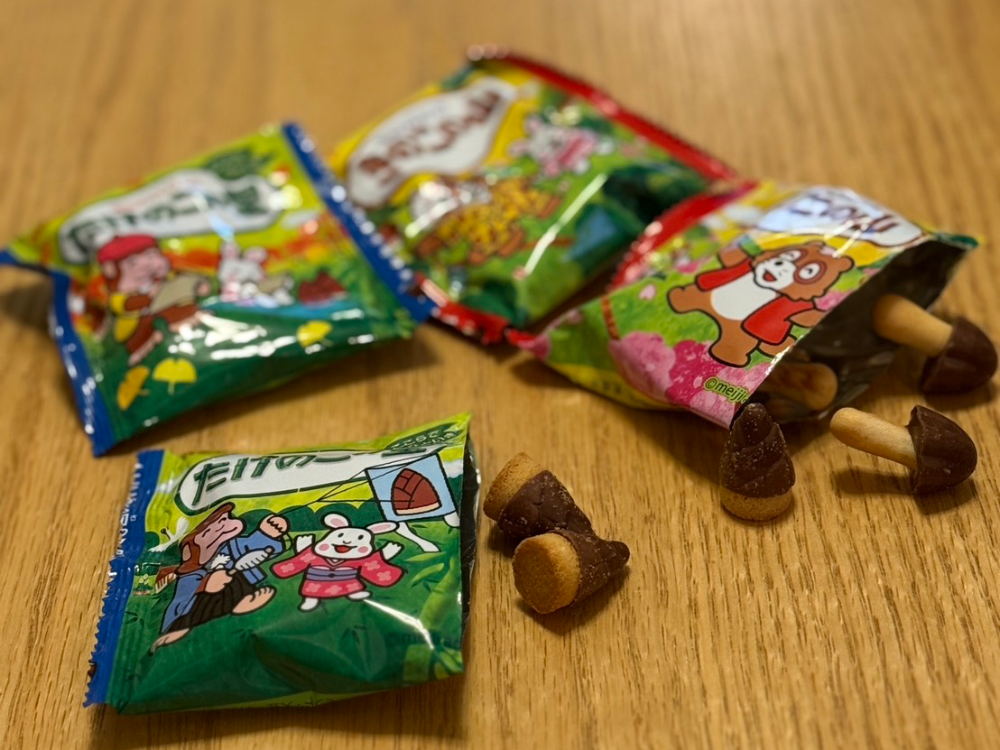 Takenoko no Sato and Kinoko no Yama chocolate snack packs with pieces spilling out